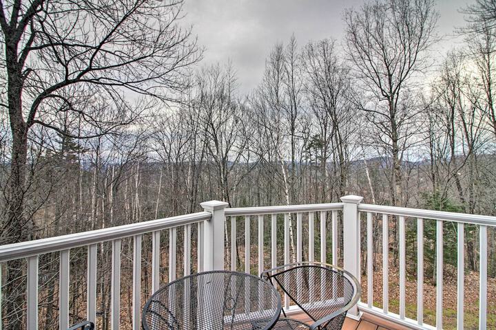 Ski-in Ski-out Okemo Oasis w / Deck + Mtn View!