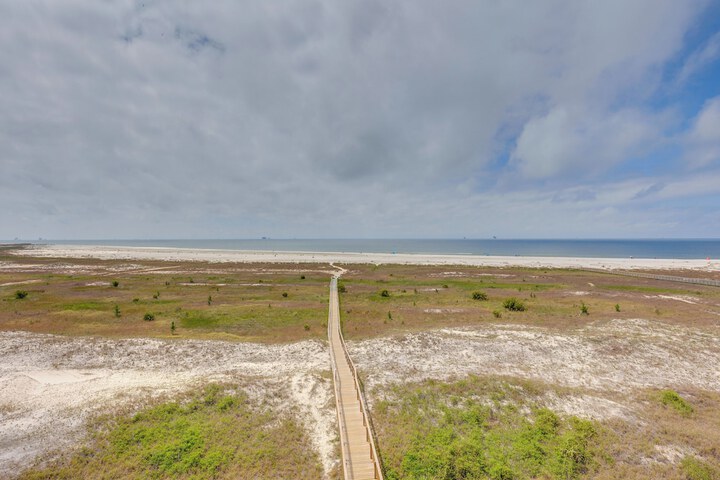 Beachfront Dauphin Island Condo w / 2 Pools & Sauna