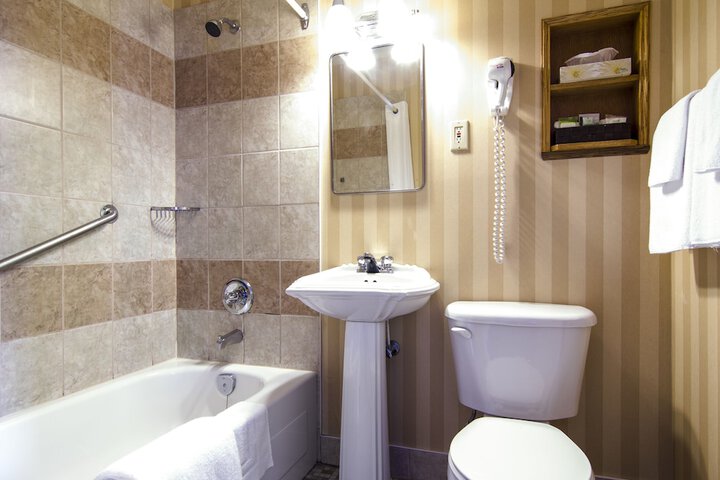 Room 9 of 28
