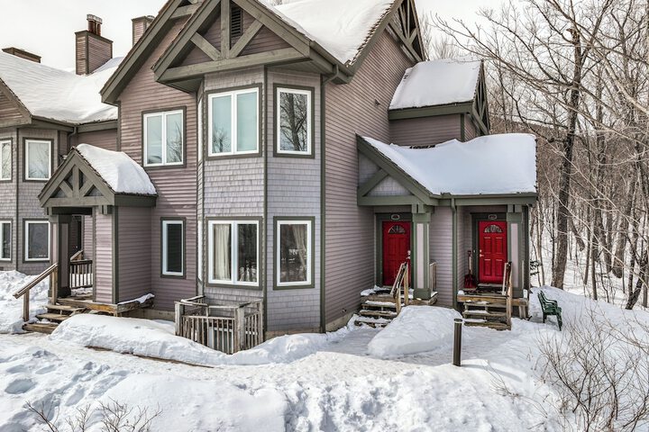 Ski-in Resort Family Condo w / Deck at Jay Peak!