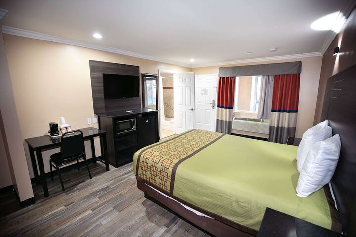 Rodeway Inn & Suites Bellflower