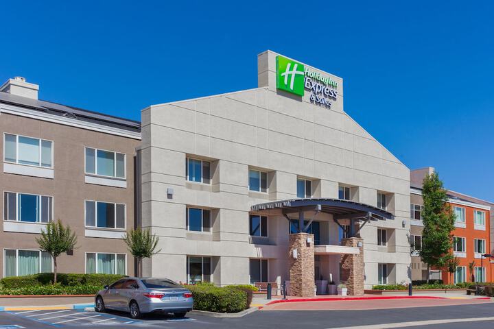 Holiday Inn Express & Suites Elk Grove West I-5 by IHG