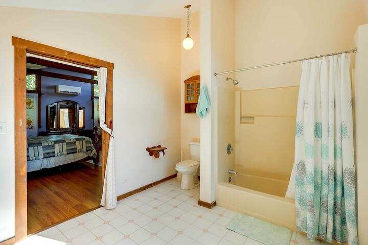 Spacious Woodbury Home w / Pool + Hot Tub!