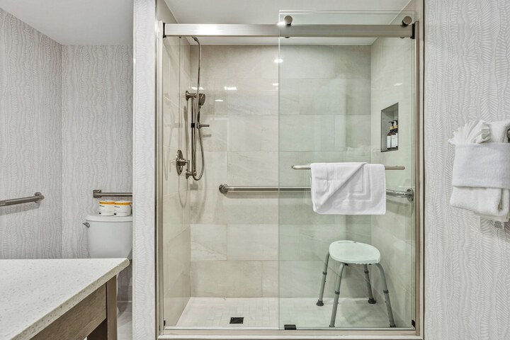 456 Embarcadero Inn & Suites