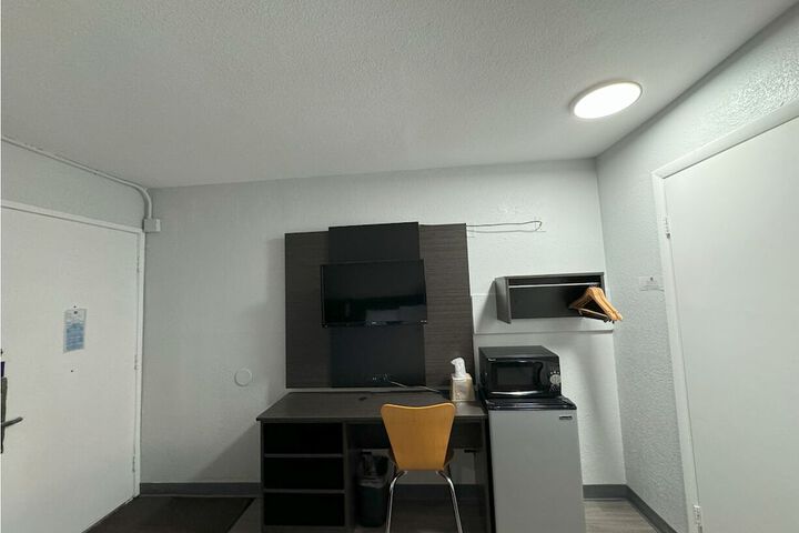 Room 17 of 18