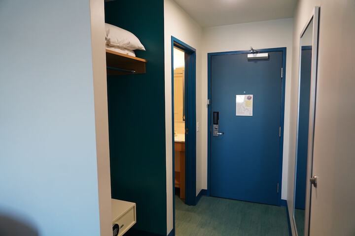 Room 27 of 64