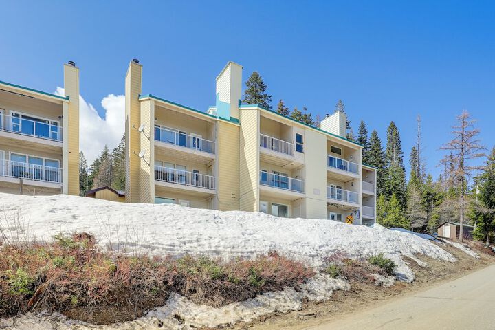 Picturesque Mt. Spokane Condo Near Skiing & Biking!