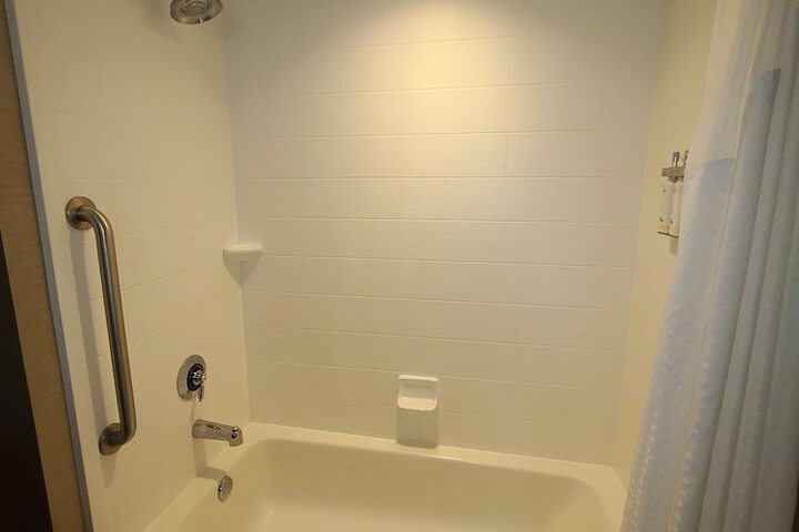 Holiday Inn Express & Suites Utica by IHG