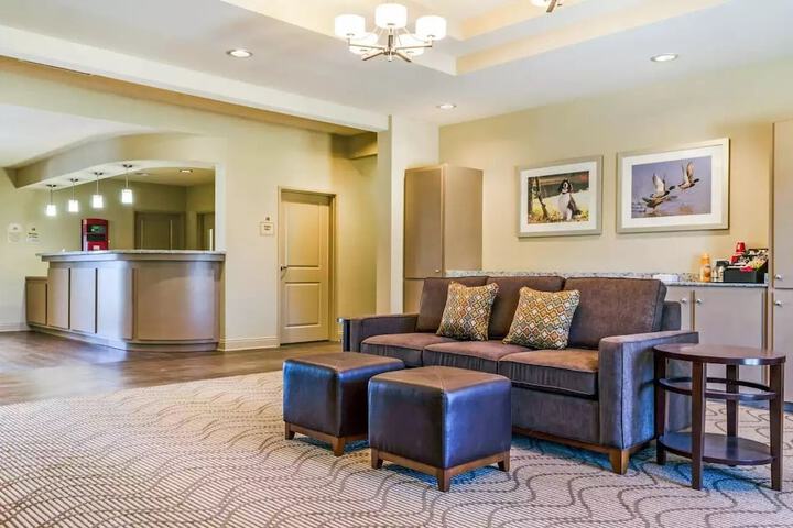 MainStay Suites Hackberry Sportsmans Lodge