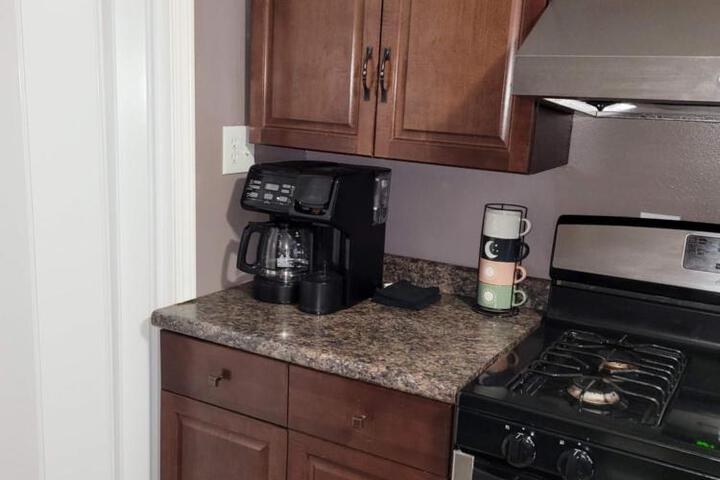 Nice house with private parking king bed fenced yard