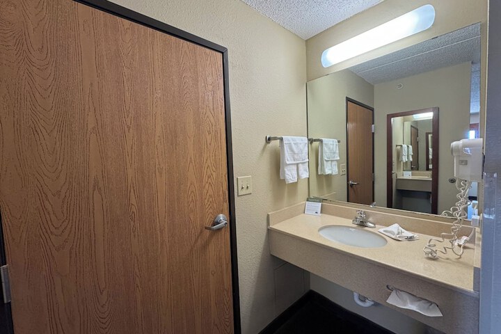 AmericInn by Wyndham McAlester