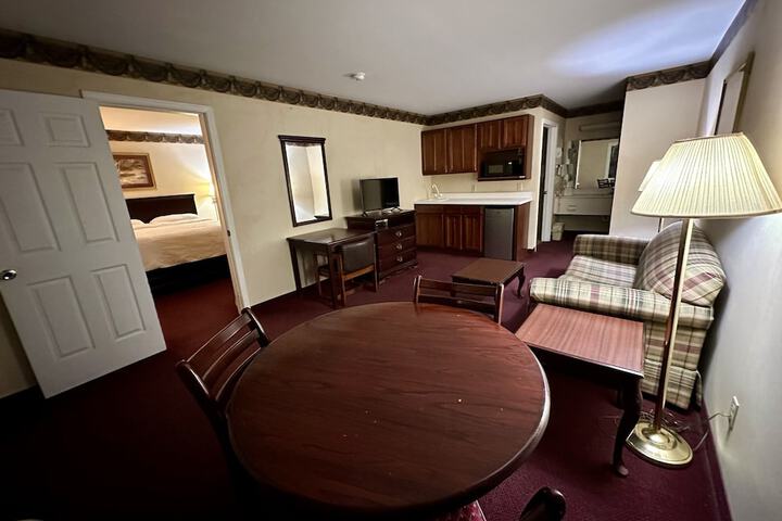 Room 6 of 9