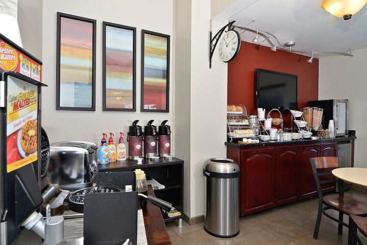 Clackamas Inn & Suites