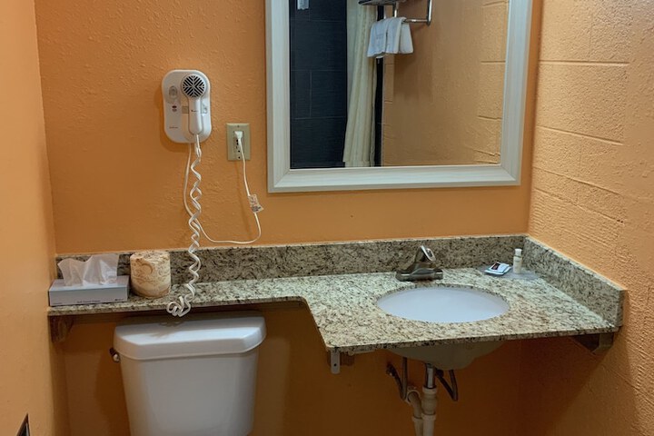 Room 32 of 65
