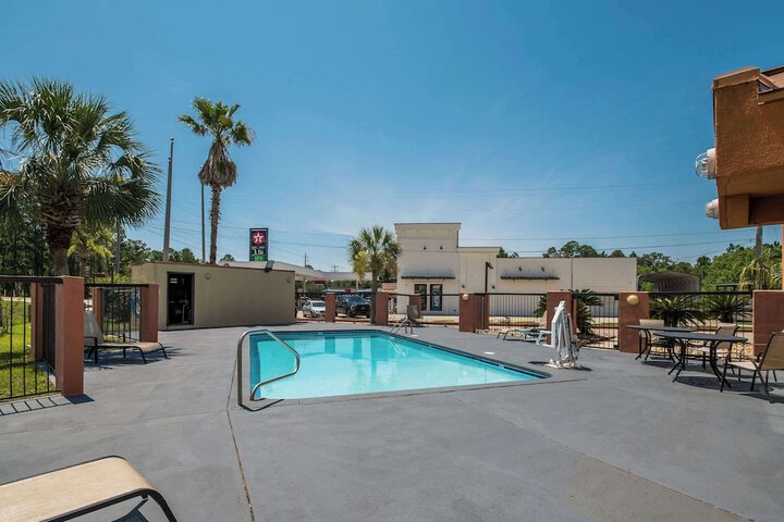 Econo Lodge Inn & Suites Diamondhead