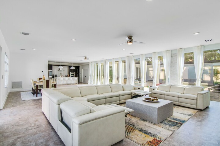 6BR Sleeps 15 Pool BBQ Firepit Games Stables More!