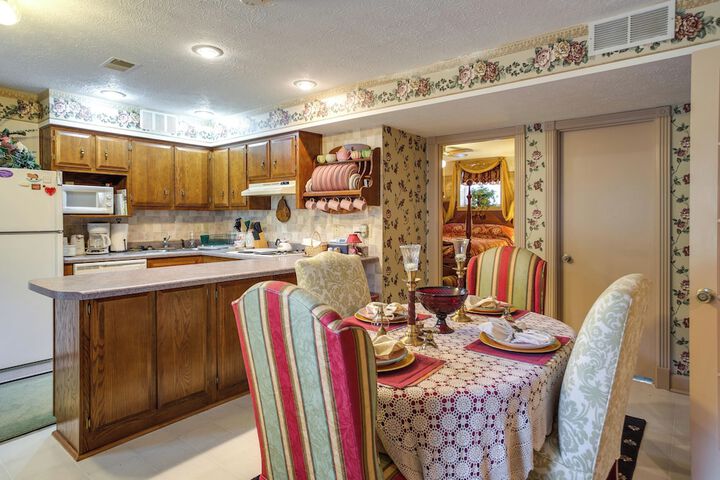 Large & Private Guest House Apt w / Patio + Views!