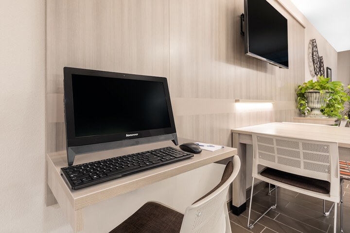 Business Center 28 of 29