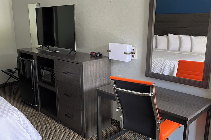 Clairmont Inn & Suites Warren