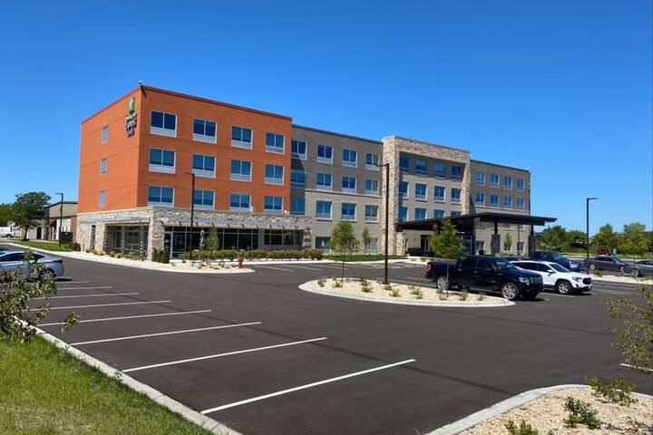 Holiday Inn Express & Suites Madison West - Middleton by IHG