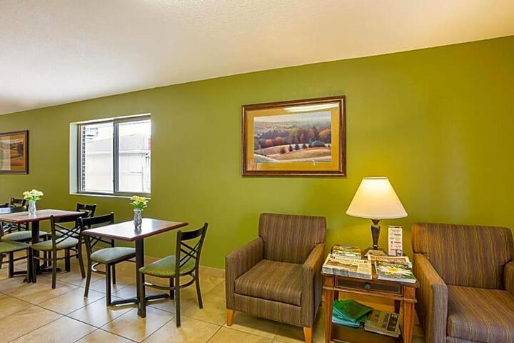 Rodeway Inn & Suites