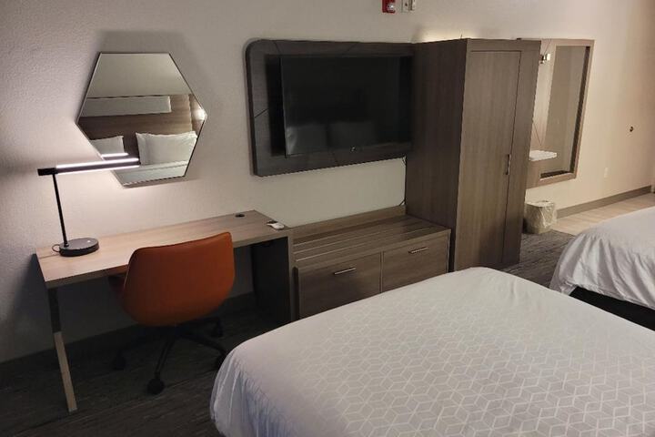 Holiday Inn Express & Suites Starkville by IHG