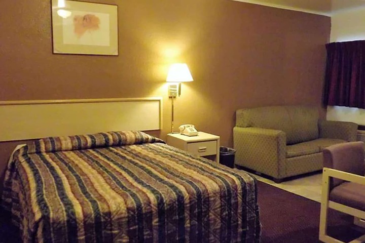 Room 4 of 10