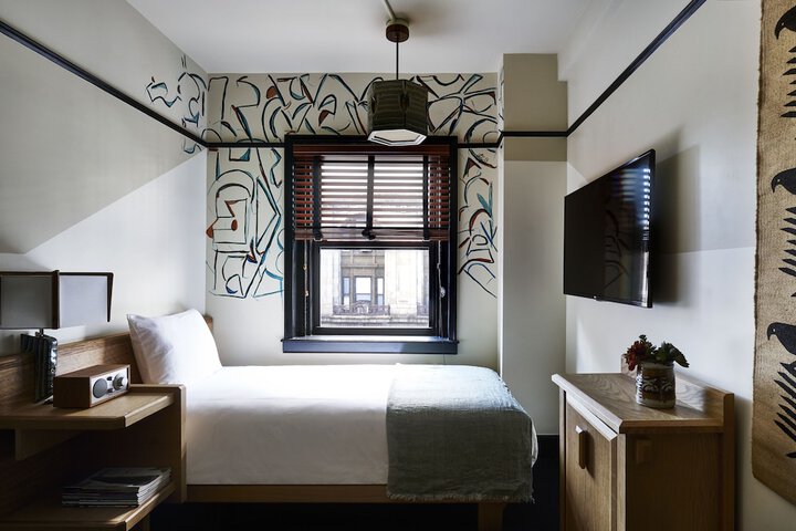 Room 16 of 102