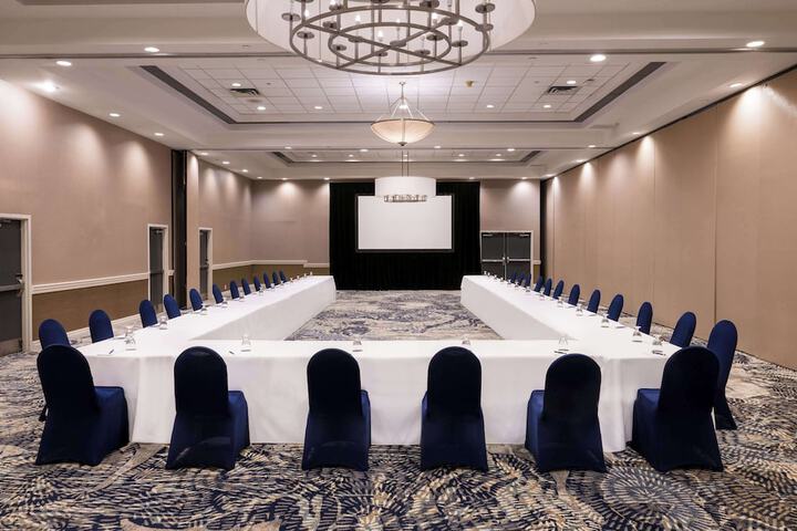 DoubleTree by Hilton Hotel Newark Airport