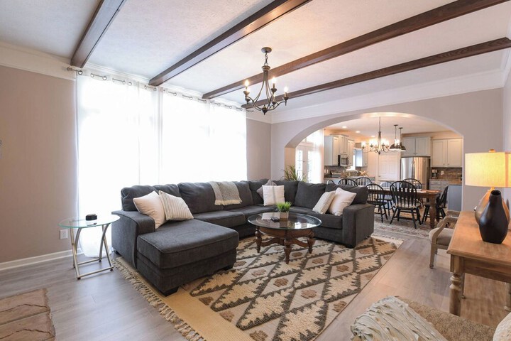 Riverside Ranch by Avantstay Mins to Downtown