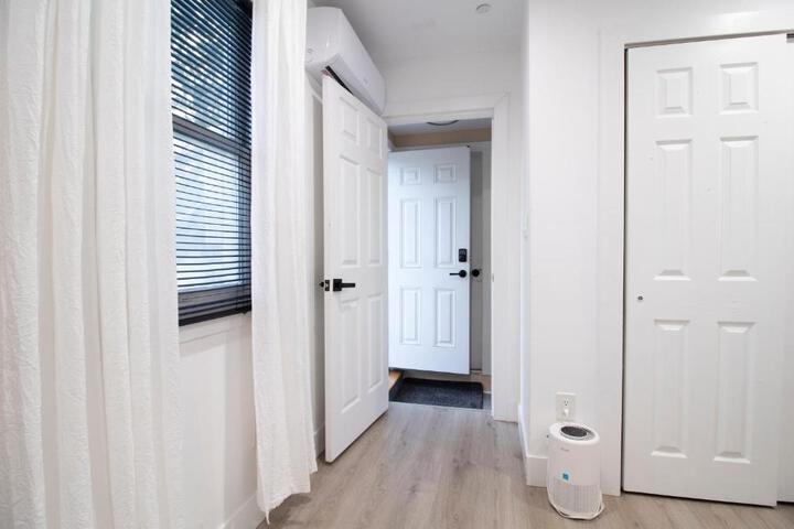 Exceptional & Central Garden Suite, Top Amenities & Care!