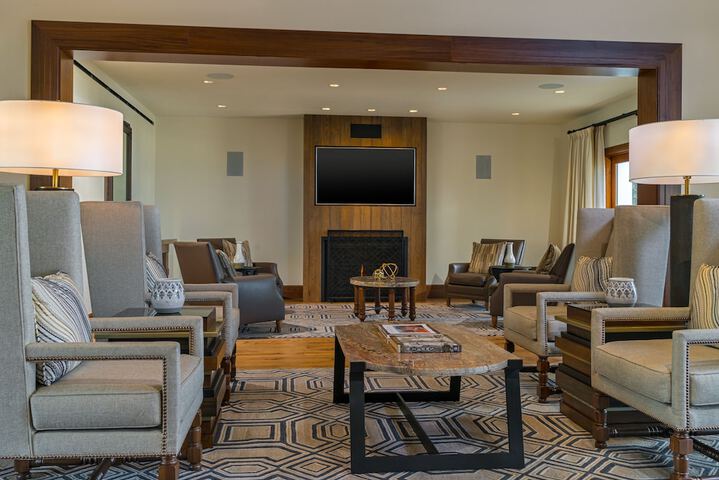 Lounge 45 of 51