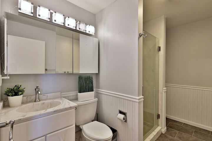 The Birch Ridge: Owners Suite #5 - Queen / sofa Bed Suite in Killington. Hot Tub. Renovated. 1 Bedroom Home