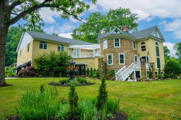 STONE MANOR BED & BREAKFAST INN