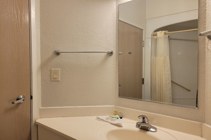 Modern Stay 39 Lakeview by OYO Minonk Garden