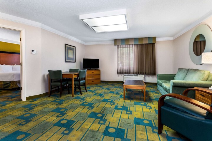 Room 25 of 60