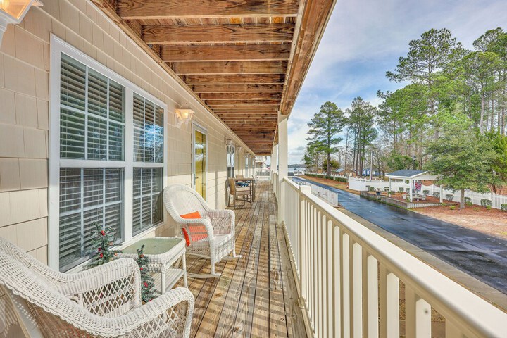 Townhome w / Outdoor Pool & White Lake Access!