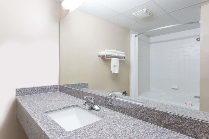 Room 9 of 16