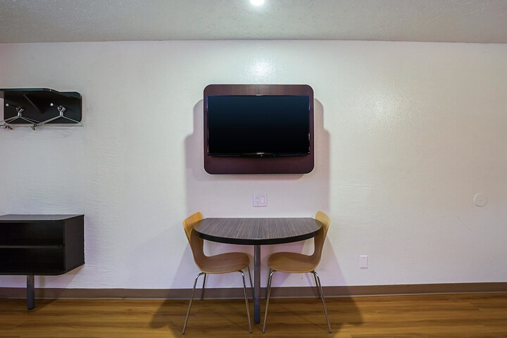 Motel 6 Madisonville TX