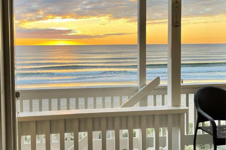 Oceanfront Penthouse with Family & Friends
