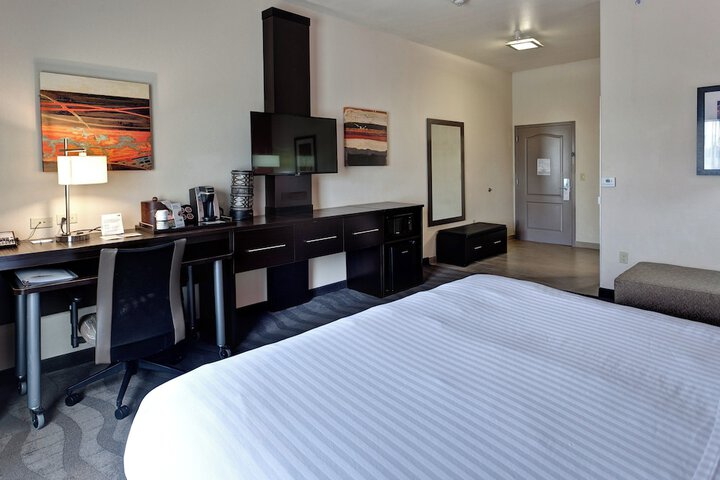 Holiday Inn Express & Suites Wichita Northwest by IHG
