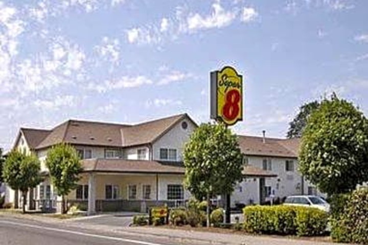 Super 8 by Wyndham Gresham / Portland Area OR