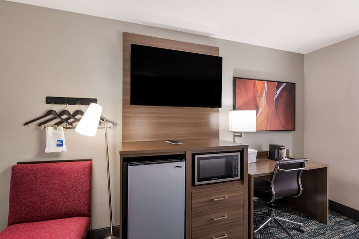 Room 12 of 32