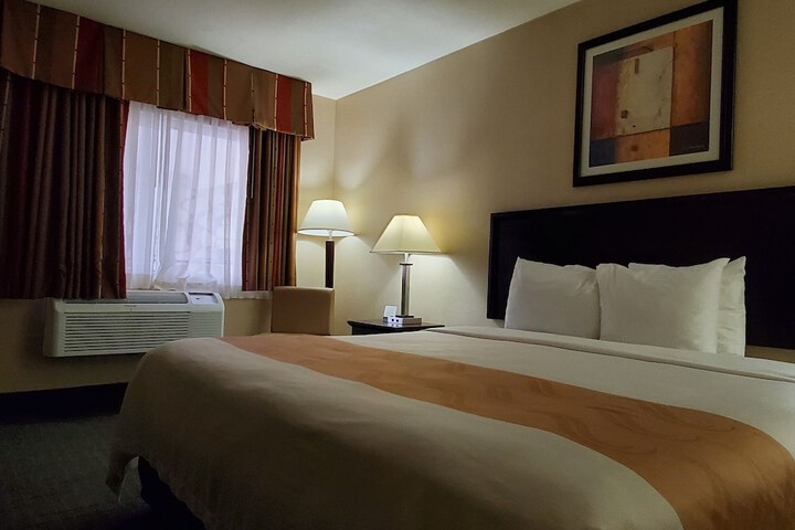 Room 33 of 76