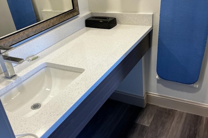 Howard Johnson by Wyndham Hartford South – Rocky Hill
