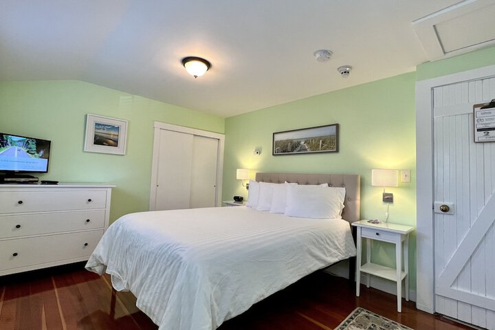 Room 33 of 62