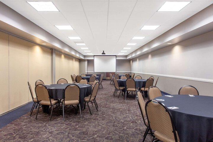 Ballroom/Hall 45 of 50