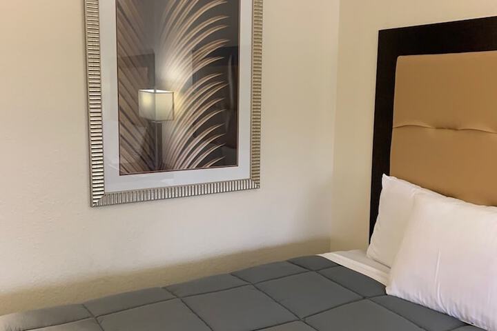 Room 27 of 33
