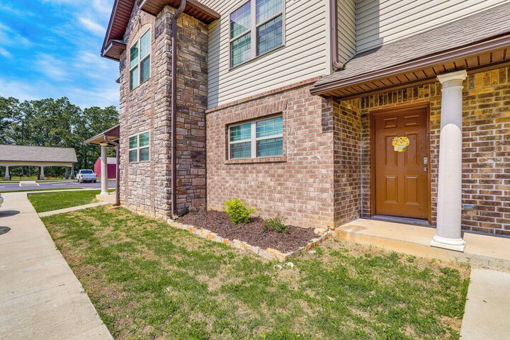 Quaint Pocahontas Townhome Central Location!