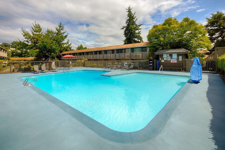 Pool 10 of 39